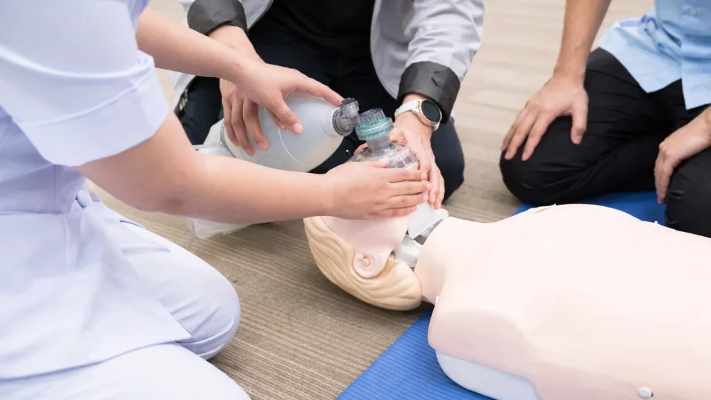 Simulation einer Notfallsituation im Heilpraktiker Notfallkurs mit Reanimation und Beatmungstraining